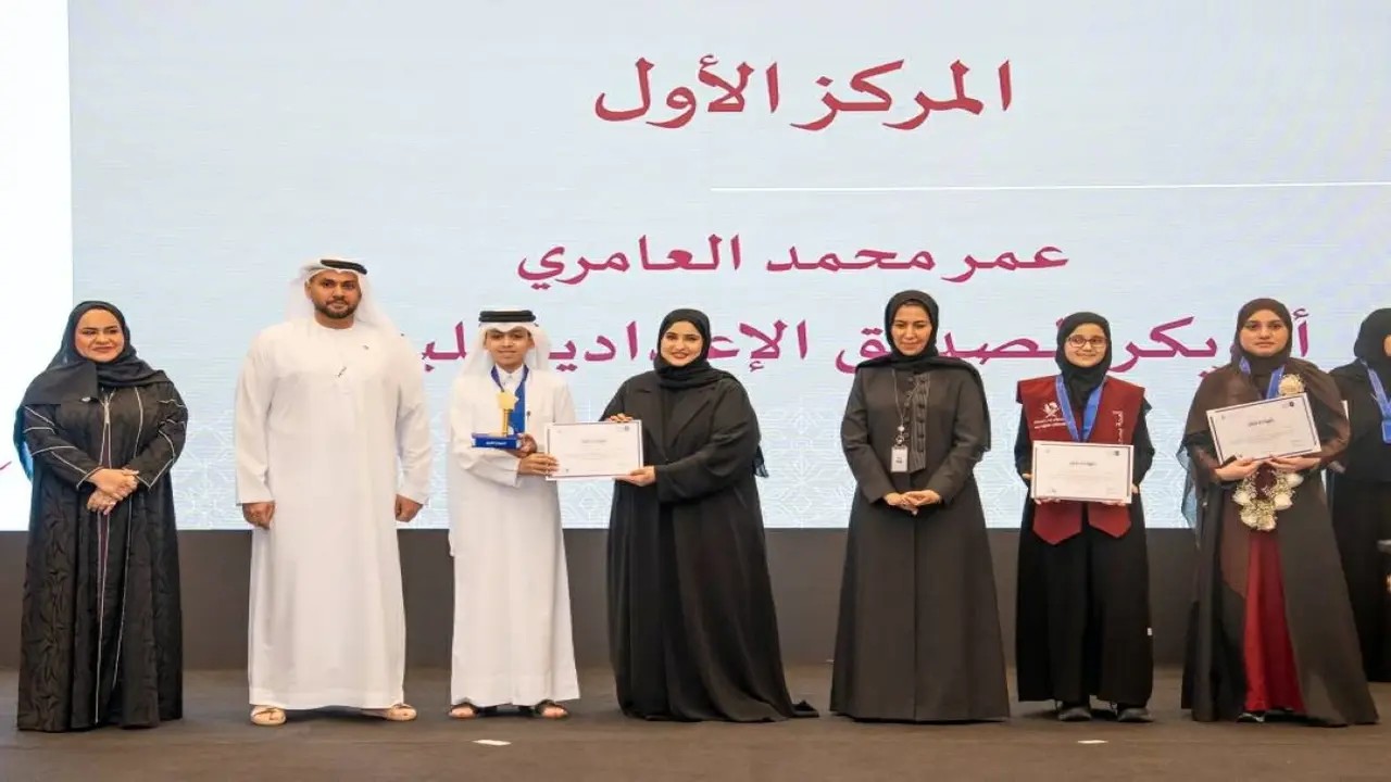 عمر العامري يتوج بلقب بطل تحدي القراءة العربي في قطر